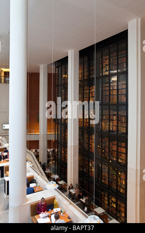 Café, Interieur, British Library, St. Pancras, London, England Stockfoto