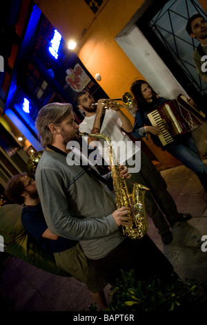 Straßenmusiker spielen im Plaza Serrano Bars, Palermo Soho, Buenos Aires, Argentinien Stockfoto