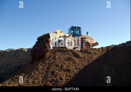 Frontlader, Aushub von Kellern für neue Wohn Häuser Stockfoto