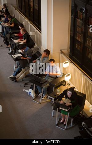 Gelehrten auf Computern, British Library, St. Pancras, London, England Stockfoto