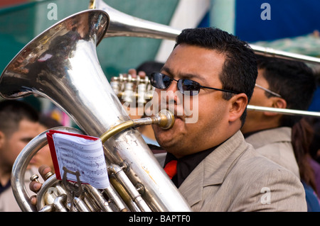 Man spielt die Tuba, bolivianische Karneval Stockfoto