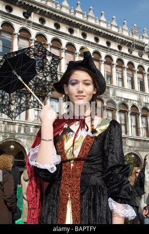 Venezianische Maske und kreative Kostüm beim Karneval in Venedig-Italien Stockfoto