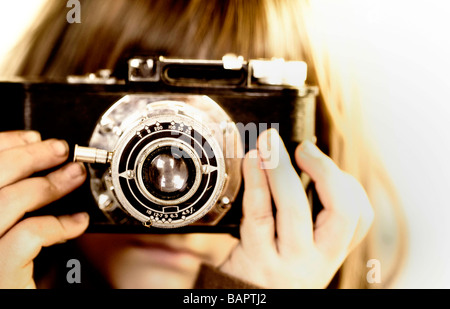 Kleines Kind mit Vintage-Kamera Sucher an ihr Auge halten Stockfoto