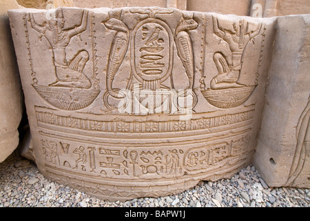 Gebrochene Säule in Dendera Tempel, Niltal, Ägypten, Nordafrika Stockfoto