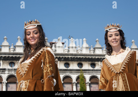 Venezianische Maske und kreative Kostüm beim Karneval in Venedig-Italien Stockfoto