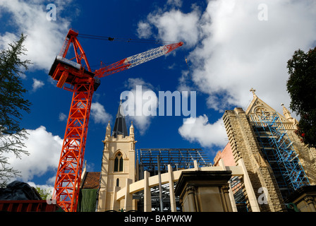 Riesige rote Kran überragt bauen und sanieren Arbeit im Gange auf heiliges Marys Kathedrale, Perth, Western Australia Stockfoto