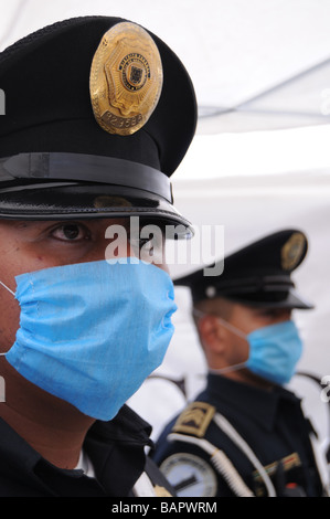 Polizisten bewachen in einer provisorischen Zelt-Klinik in Mexiko-Stadt, eingerichtet, um Fälle von Influenza zu erkennen Stockfoto