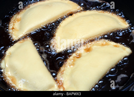 hausgemachte Patty in schwarze Pfanne rösten Stockfoto