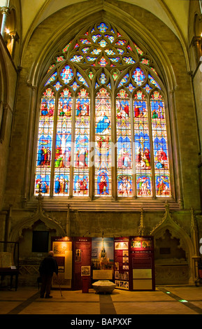 Riesige südlichen Querschiff Glasfenster (1877), die Szenen aus dem Alten und Neuen Testament - Chichester Cathedral, Sussex, UK Stockfoto