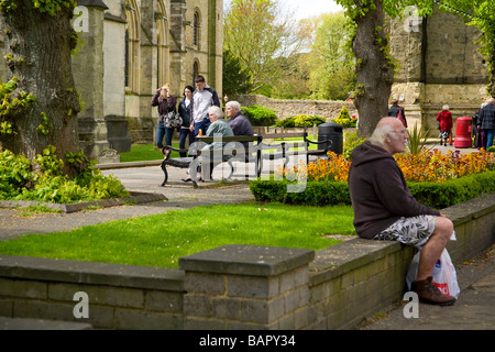 Ältere Menschen und Jugendliche in West Street mit Chichester Cathedral im Hintergrund, Chichester, Sussex, UK Stockfoto