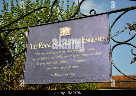 Eintrittsschild zum Royal Standard of England Pub, Forty Green, Beaconsfield, Buckinghamshire, England, Vereinigtes Königreich Stockfoto