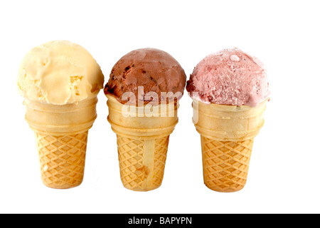 Vanille-Erdbeer und Schokolade Eis in einem Kegel Stockfoto