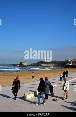 Menschen zu Fuß am Meer entlang von Biarritz, in der Pays Basque Region Süd-West Frankreich. Stockfoto