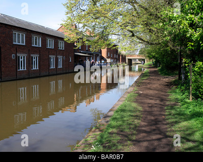 Ansichten aus dem Leinpfad von Worcester und Birmingham Astwood Kanalschleusen stoke vorherige worcestershire Stockfoto