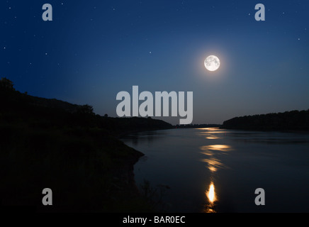 Nacht-Landschaft mit Mond und Moonbeam im Fluss Stockfoto