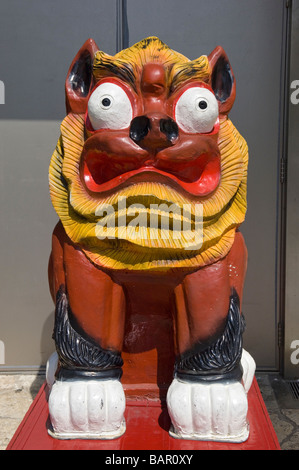 Eine Shisa oder Löwe Hund Statue außerhalb einen Souvenir-Shop auf Kokusai Dori Straße in Naha, Okinawa, Japan Stockfoto