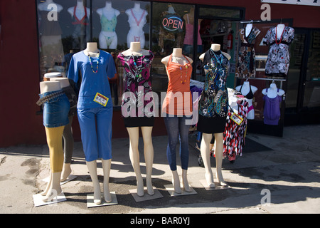 Schaufensterpuppen stehen außerhalb des ländlichen Raums Bekleidungsgeschäft. Stockfoto