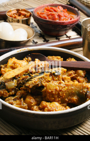 Assam Muri Ghonto gehört zu den sehr beliebten Bengali und Assam Gericht gekocht mit Fischkopf und Reis Stockfoto