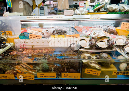 Frischer Fisch und Meeresfrüchte auf dem Display. Makishi öffentlichen Markt, Okinawa Naha, Japan. Stockfoto