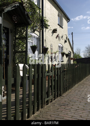 Schleusenwärter Canalside Hütte Worcester und Birmingham Kanal Astwood sperrt Hanbury Worcestershire Midlands England Stockfoto