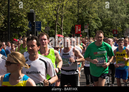 Läufer in den London-Marathon 2009. Stockfoto