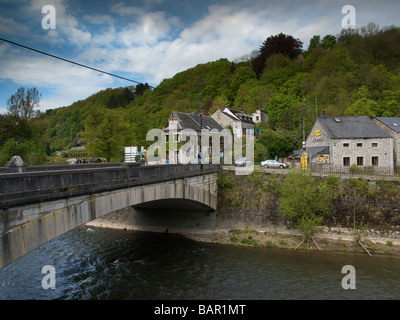 Durbuy am Fluss Ourthe ist eine berühmte Tourismus-Website in den Ardennen Belgien Stockfoto