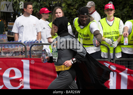 Kostümierte Läufer in den London-Marathon 2009. Stockfoto