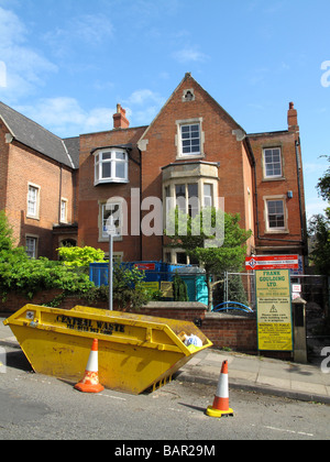 Ein Baumeister zu überspringen, vor einem Haus in Nottingham, England, Vereinigtes Königreich Stockfoto