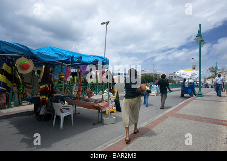 Straßenhändler an der Chamberlain-Brücke im Zentrum von Bridgetown, Saint Michael Parish, Barbados, "West Indies" Stockfoto