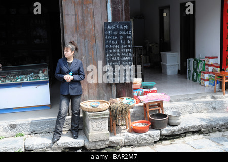 Chinesisch-Straße Verkäufer, im Dorf von SanHe, Provinz Anhui, China. Verkauf von lokal gefangenem Fisch. Stockfoto