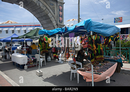 Straßenhändler an der Chamberlain-Brücke im Zentrum von Bridgetown, Saint Michael Parish, Barbados, "West Indies" Stockfoto