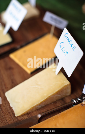 Einzelne Gloucester Käse zum Verkauf an Stroud Farmers Market, Stroud, Gloucestershire, UK Stockfoto