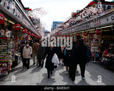 Menschen auf der belebten Nakamise-Dori - die Einkaufsstraße führt zu buddhistischen Tempel Senso-Ji in Asakusa, Tokio Stockfoto