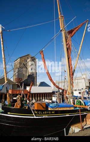 Ein Themse Segeln Lastkahn und alten Mühle bei Maldon, Essex, England, UK. Stockfoto