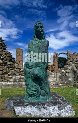 Statue des Heiligen Cuthbert in Lindisfarne Priory auf Holy Island, Northumberland Stockfoto