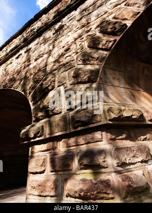 Eisenbahn Brücke über Land Fahrbahn Stockfoto