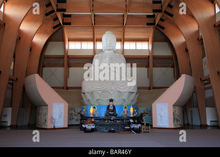 Statuen von Buddha Vairocana und Kuan-Yin in der Aula der Buddha im Chuang Yen Kloster in Carmel, New York, USA Stockfoto