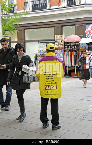 Mann, die Verteilung von London Lite Gratiszeitungen in Oxford Street London England UK Stockfoto