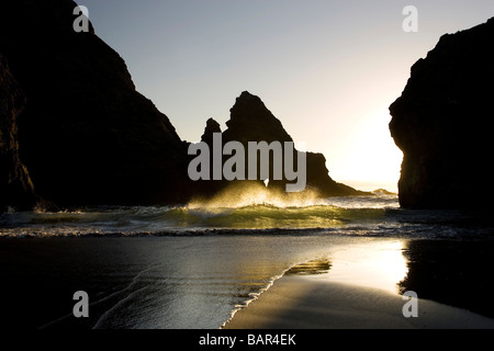 Wellen in den Sonnenuntergang - Pistole River State Scenic Viewpoint - Gold Beach, Oregon Stockfoto