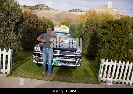 Porträt von älterer Mann mit seinem antiken 1955 Quecksilber Automobil in seinem Haus in der kleinen Stadt von Salida Colorado USA Stockfoto