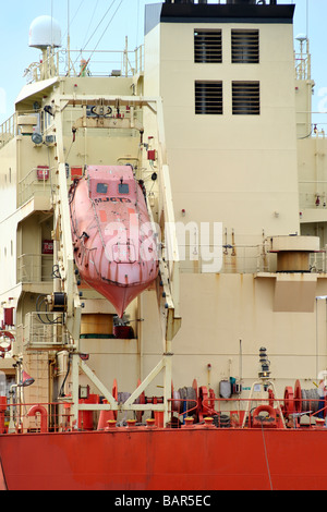 Freifall-Rettungsboot am Heck des Bulk chemische Produkte Öltanker Acavus Stockfoto