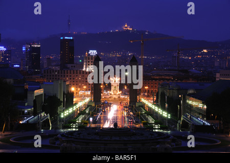 Avinguda De La Reina Maria Christina in Barcelona bei Nacht Stockfoto