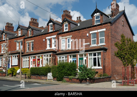 Viktorianischen roten Backsteinhäuser Rücken an Rücken Arbeiterklasse Terrasse mit Bucht und Dormer Windows Chapeltown Leeds, West Yorkshire Stockfoto