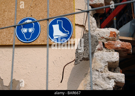 Schilder an Hauswand Stockfoto