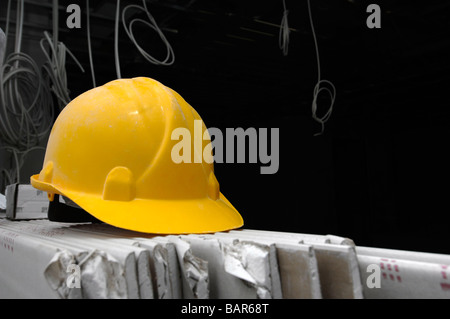 Schutzhelm auf Baustelle, Nahaufnahme Stockfoto