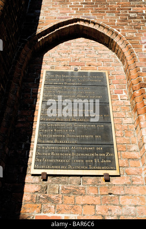 Deutschland, Berlin, Franziskanerkirche, Tablette mit Inschrift, niedrigen Winkel Ansicht Stockfoto