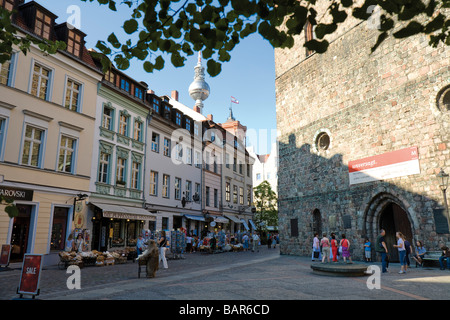 Deutschland, Berlin, Nikolaiviertel, Fußgänger vor Nicolai-Kirche Stockfoto