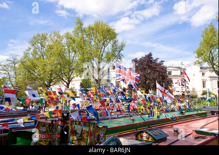 Dekorierte schmale Boote vertäut am Regents Kanal in "Klein-Venedig" während Canalway Kavalkade, London, Vereinigtes Königreich Stockfoto