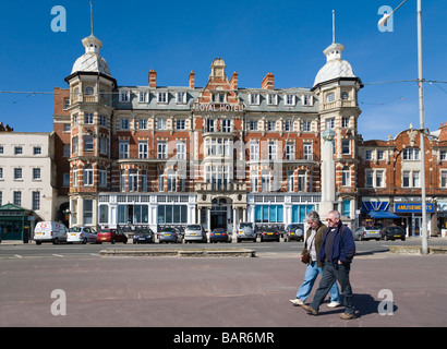 Ein älteres paar zu Fuß auf Weymouth Esplanade vor dem Royal Hotel. Weymouth, Dorset, UK. Stockfoto