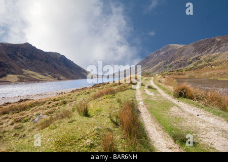 Capel Curig Conwy in Wales UK April eine Spur um Llyn Cowlyd Behälter in die Carneddau Berge Snowdonia National Park Stockfoto